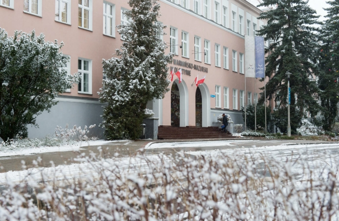 {Dziewięcioro badaczy i badaczek z UWM otrzymało granty z Narodowego Centrum Nauki na projekty badawcze. Osiem osób będzie realizowało badania z konkursu PRELUDIUM 23, jedna z konkursu OPUS 27.}